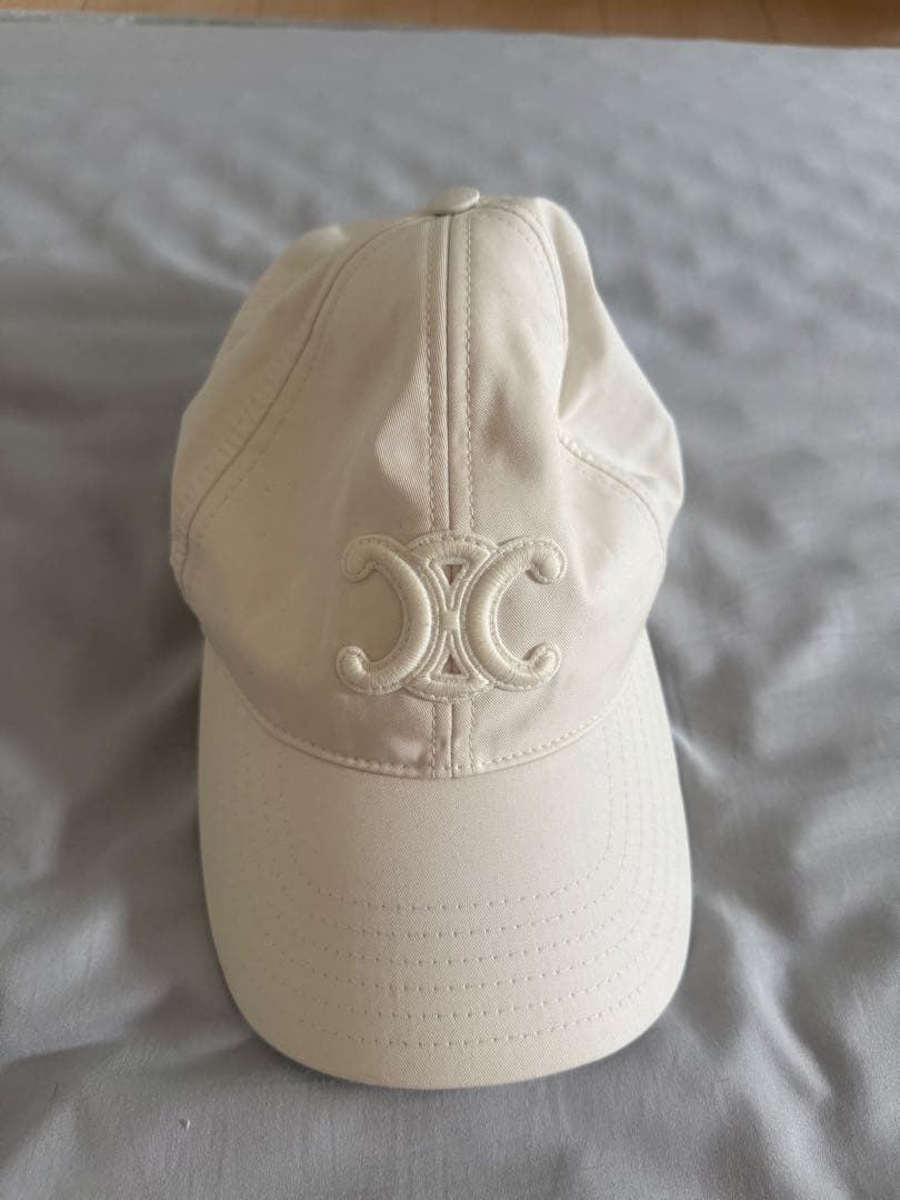 CELINE ホワイト キャップ ロゴ入り ホワイト（白）系 CELINE(セリーヌ) キャップ(メンズ) - ブランド通販