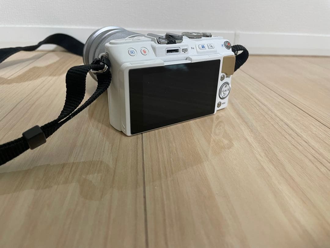 OLYMPUS ミラーレス一眼 ホワイト値下げしました！