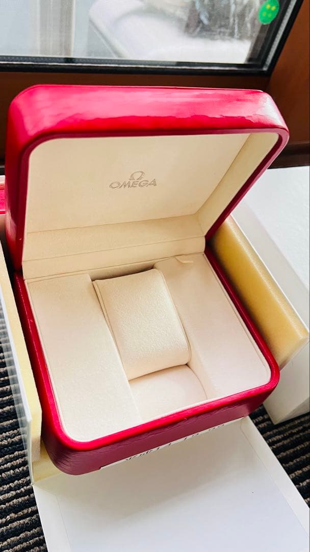 OMEGA 赤 レザー ケース - メルカリ