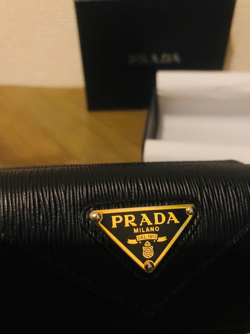 PRADA ブラック 三つ折り財布 (ICチップ(RFID)搭載) ファッション