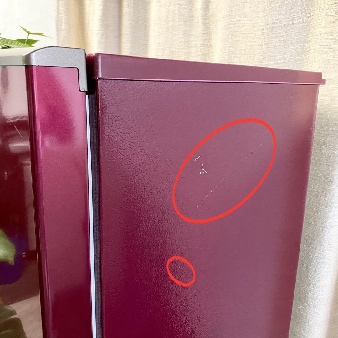 かたちはシンプルなのにワインレッドの派手さがイイ！2ドア冷凍冷蔵庫184L