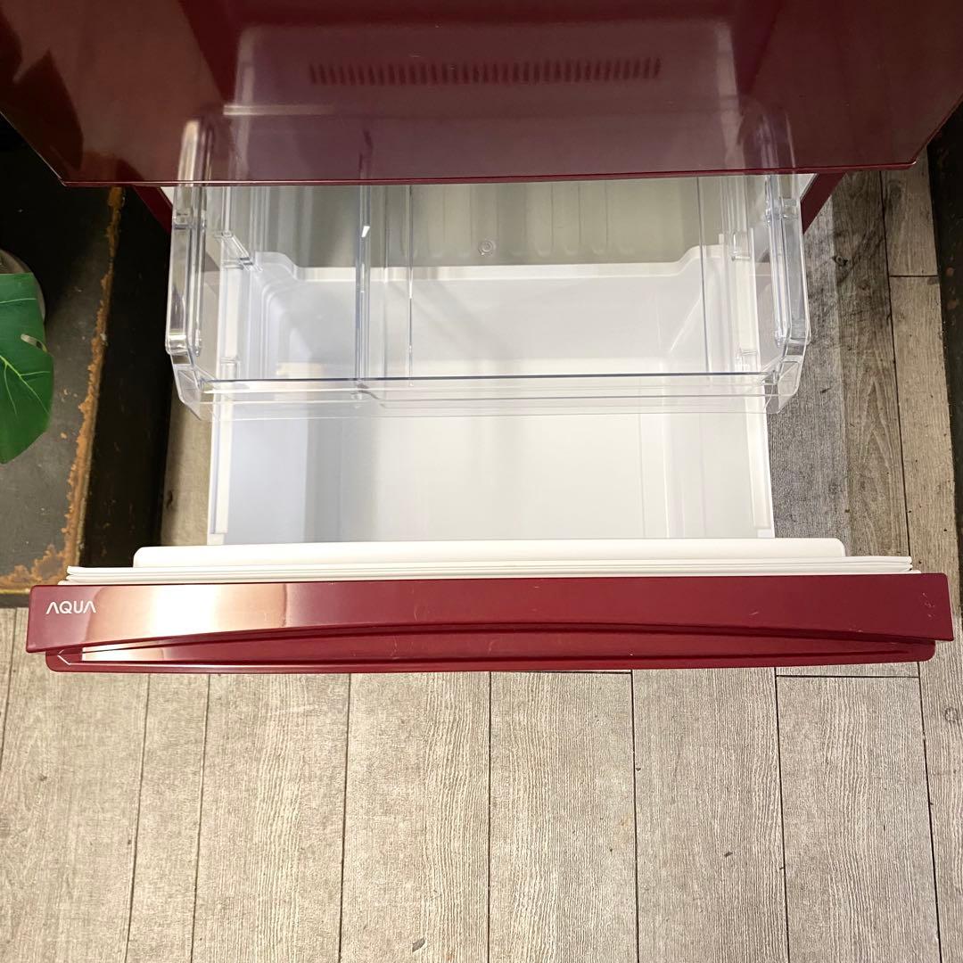 かたちはシンプルなのにワインレッドの派手さがイイ！2ドア冷凍冷蔵庫184L