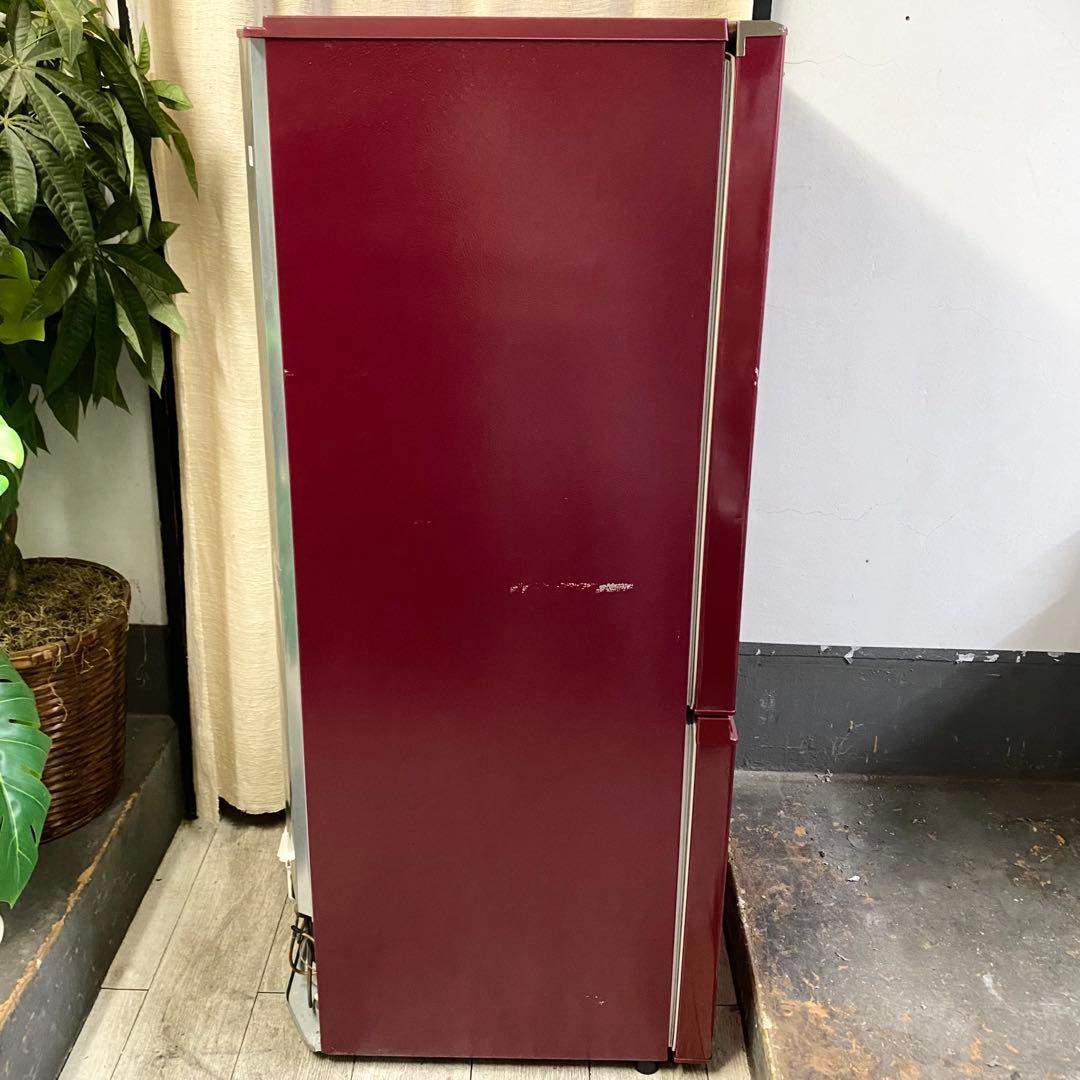 かたちはシンプルなのにワインレッドの派手さがイイ！2ドア冷凍冷蔵庫184L