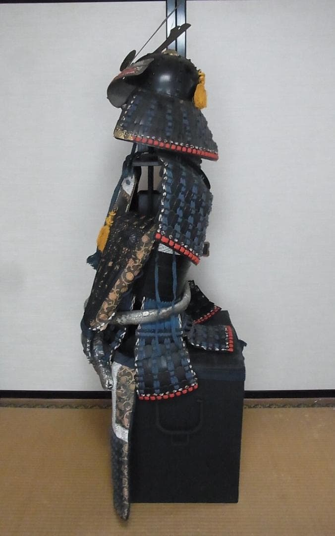 着払い・2個口発送 武具甲冑 鎧兜 鎧櫃 等身大 丸に木瓜 現代鎧 - メルカリ