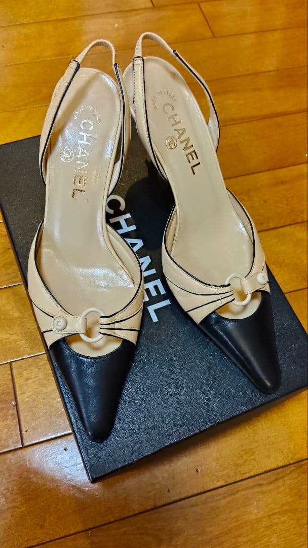 CHANEL ベージュ ブラック スリングバックパンプス 脚を長く、足先を小さく見せる！シャネルのベージュ×黒バイカラー