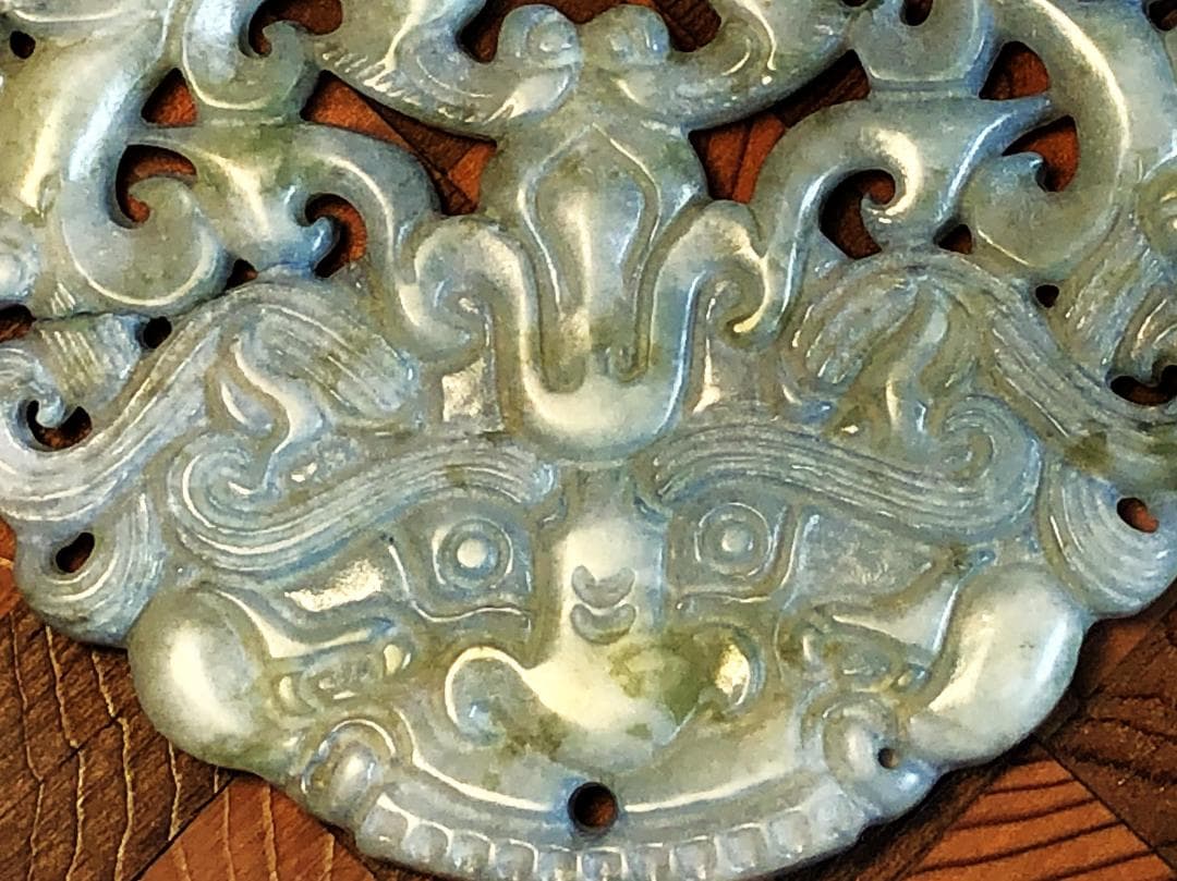 中国骨董翡翠 】 双龍饕餮文 地透かし容彫り 佩玉/古玉/和田玉 - メルカリ