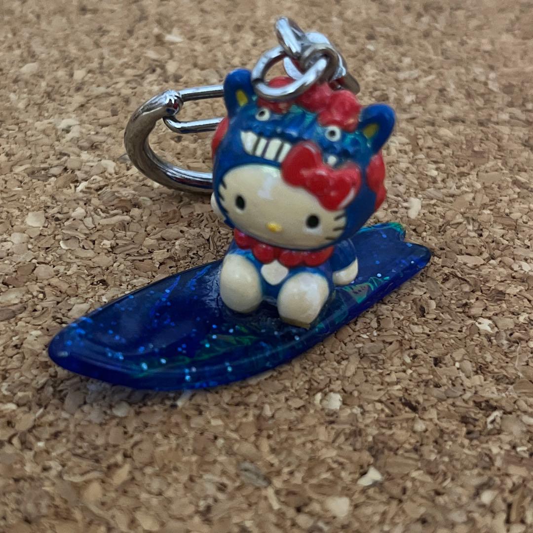 キティちゃん 沖縄 シーサーサーフィンキーホルダー - メルカリ