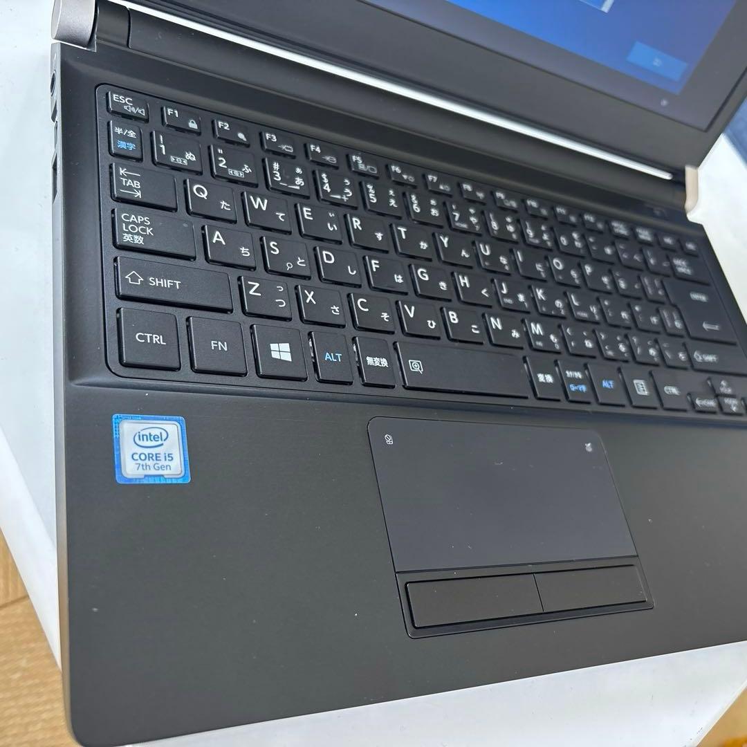 東芝DynaBook 13.3インチ i5-7200U/8GB/238GB