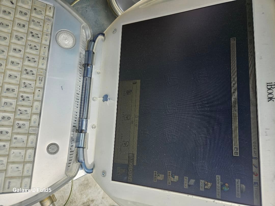 Apple iBOOK M2453 　起動します。付属品あります。　ジャンク扱い