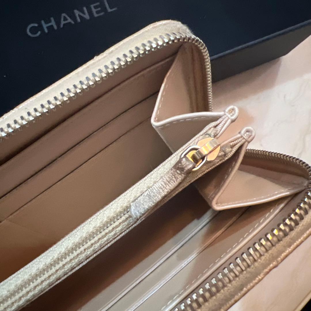 CHANEL ベージュ キルティング 二つ折り財布の通販はau PAY マーケット