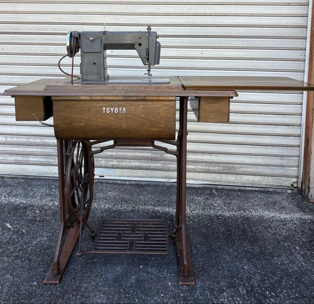 希少】TOYOTA足踏みミシンレトロ アンティークミシン台・値下げしま
