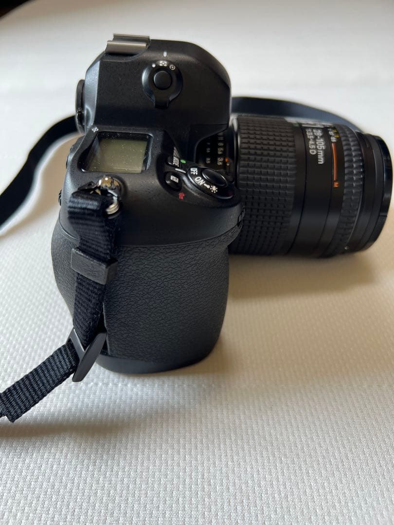 Nikon F100 一眼レフカメラ + Nikkor 28-105mm