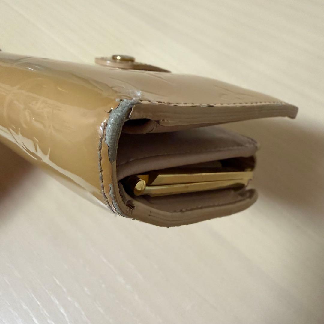 Louis Vuitton ヴェルニ/ 二つ折り財布 ベージュ - メルカリ