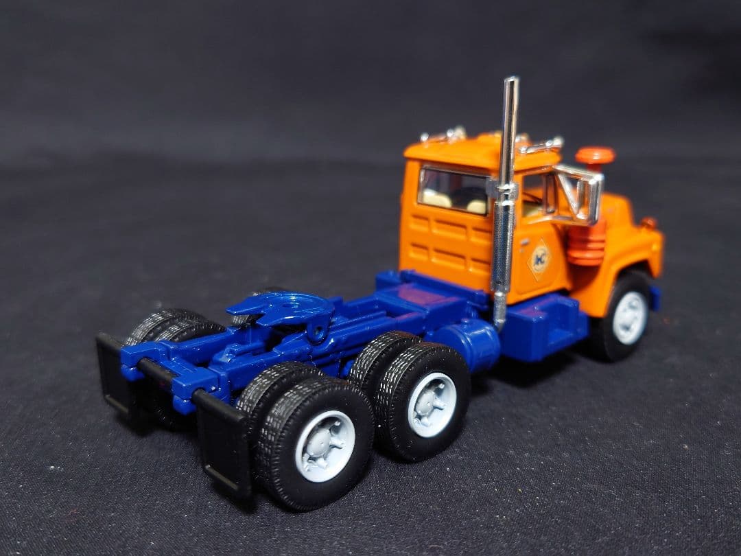 コンボイMack トレーラー ファーストギア1/64ミニカー 重機運搬車