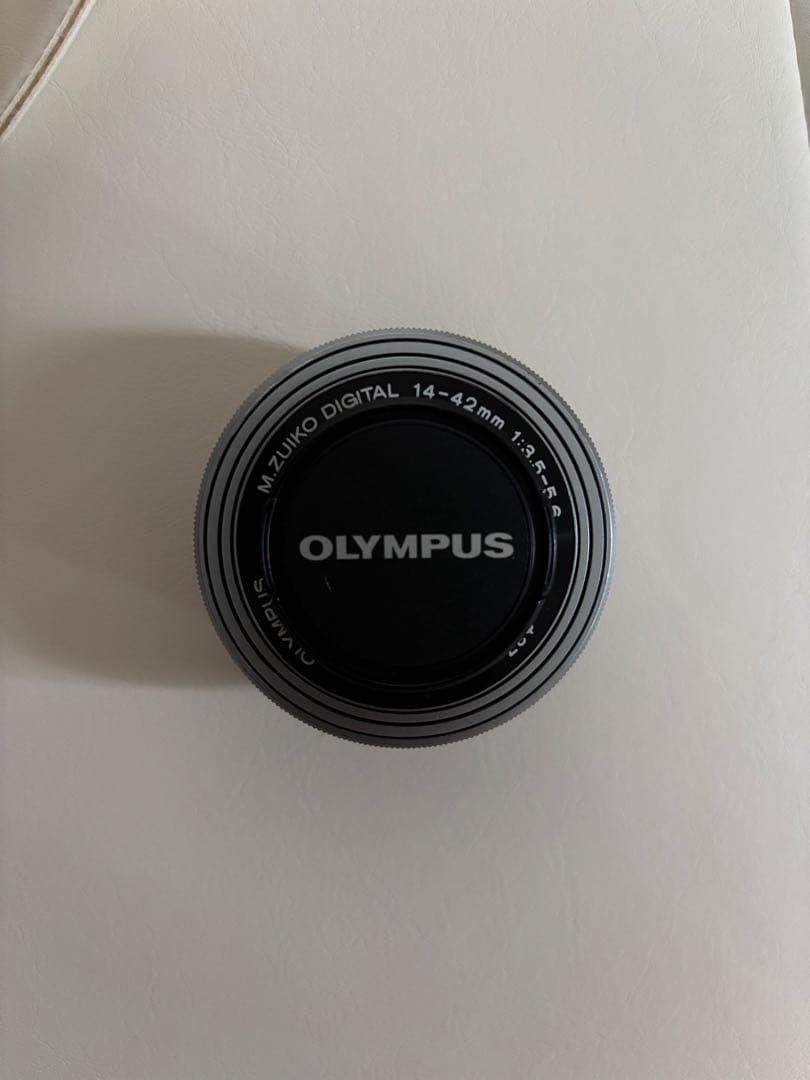 OLYMPUS PEN E-PL8 ミラーレス　本体と付属品