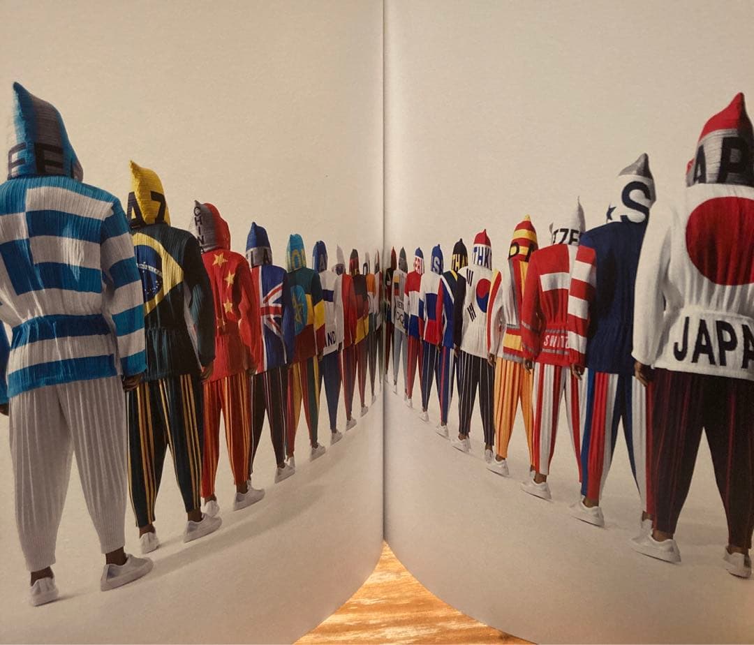 09302】 ISSEY MIYAKE EXHIBITION 三宅一生展 - メルカリ