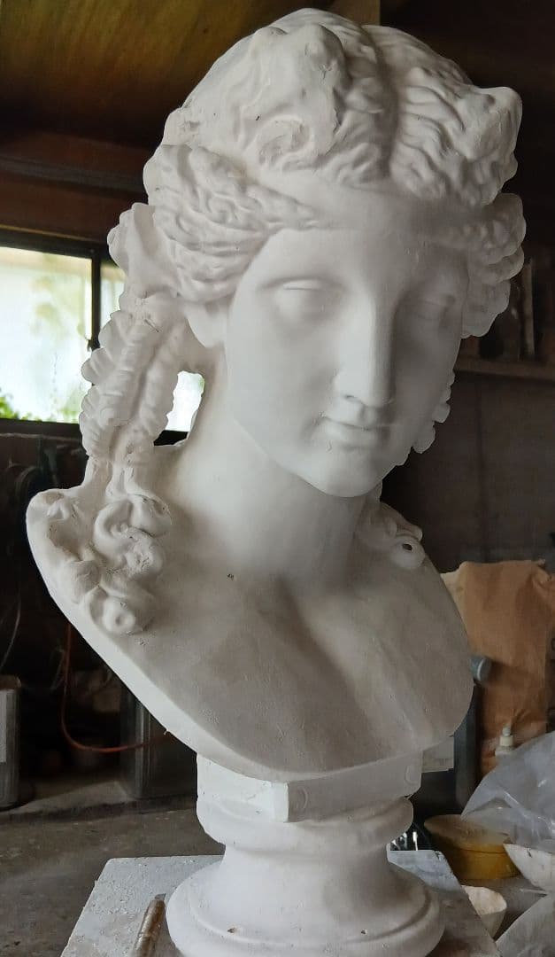 くく。アリアス胸像。