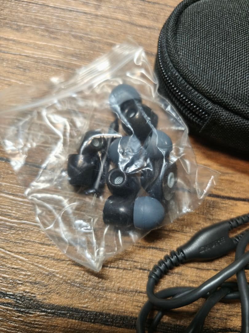 SHURE SE215 青 有線イヤホン キャリングケース付き - メルカリ