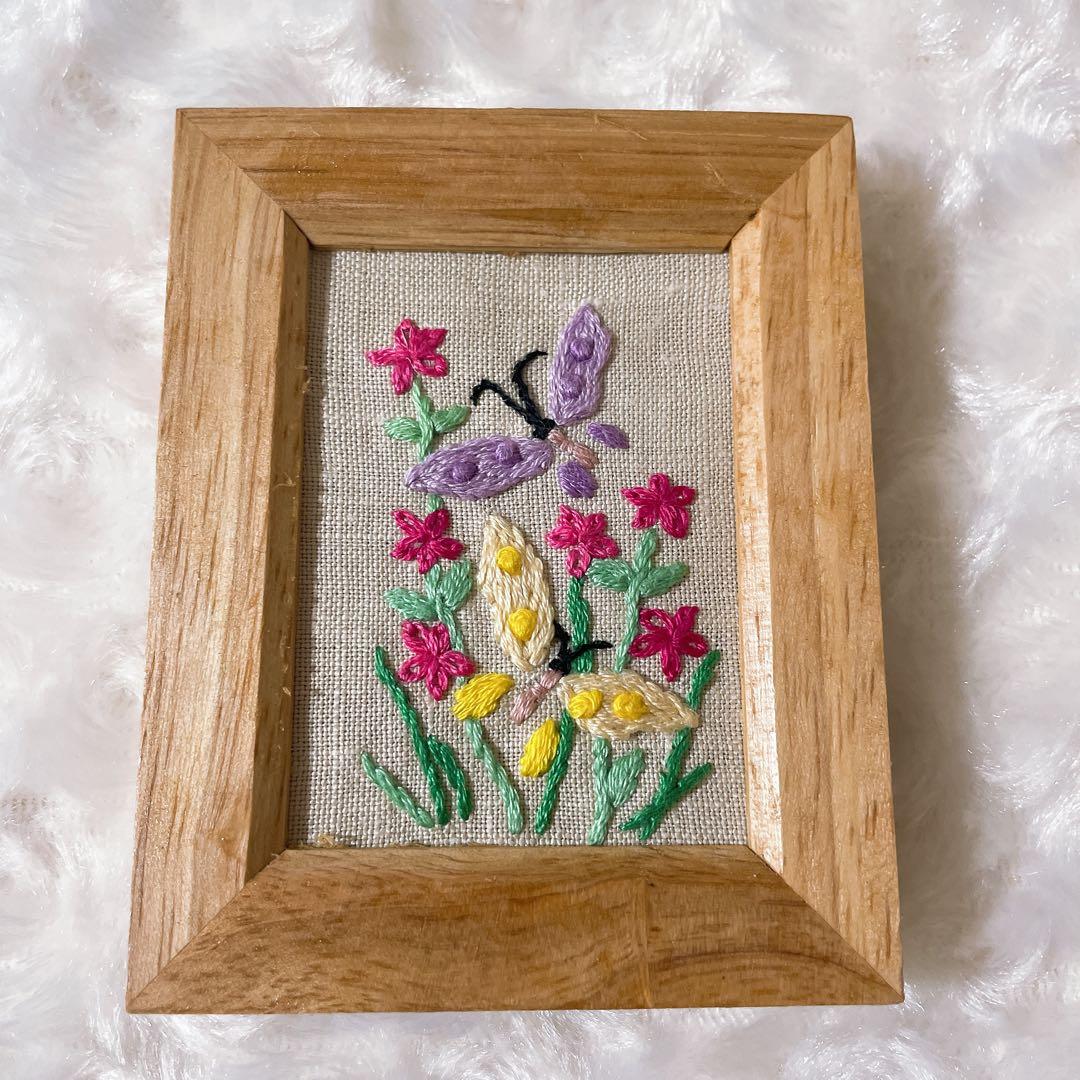 ハンドメイド 刺繍フレーム 蝶々 フラワー - メルカリ