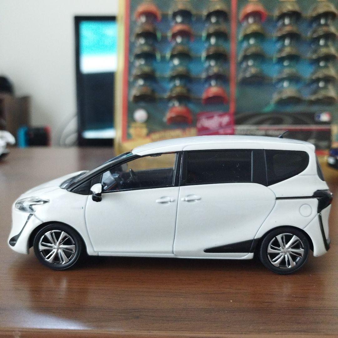 非売品トヨタ Sientaハイブリッド 1/30ミニカー ホワイト - メルカリ