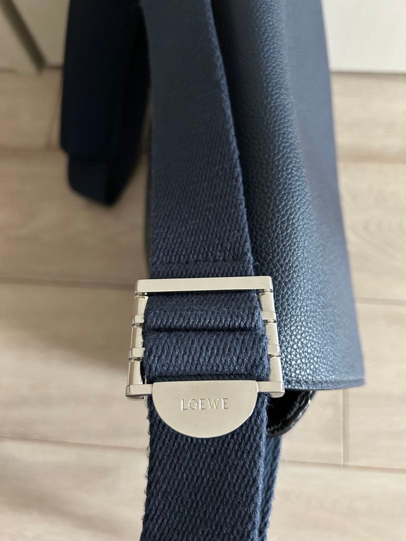 ♪ ロエベネイビー レザー メッセンジャーバッグの通販はau PAY