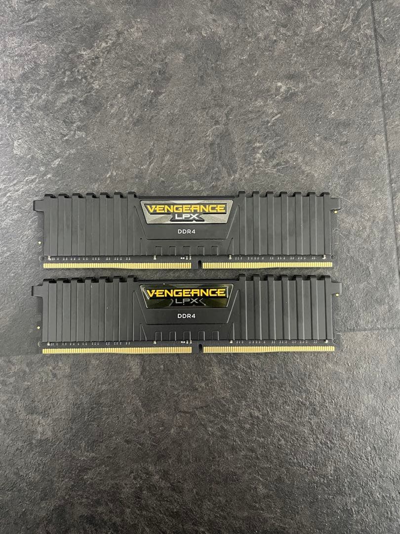 Corsair Vengeance DDR4 32×2 メモリ 黒