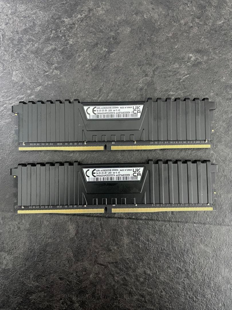 Corsair Vengeance DDR4 32×2 メモリ 黒
