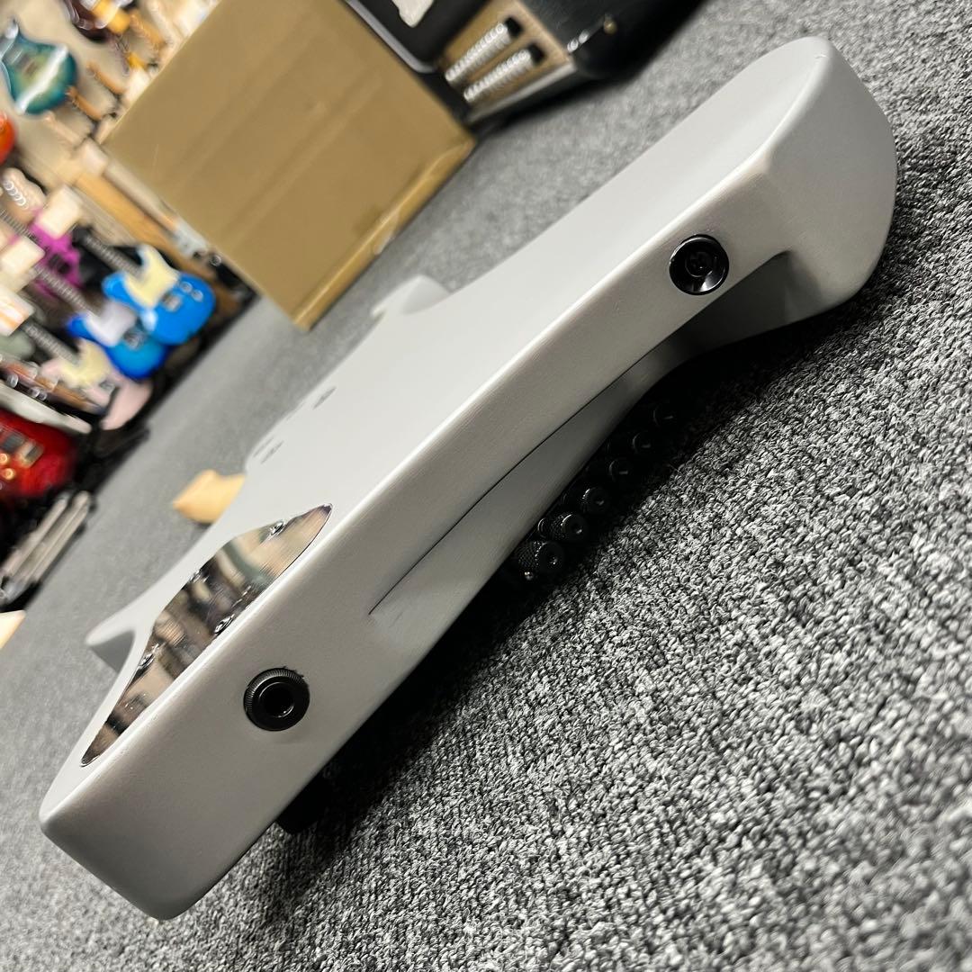 11130】【新品】 ヘッドレスギター 汎用ケース付き シルバー - メルカリ
