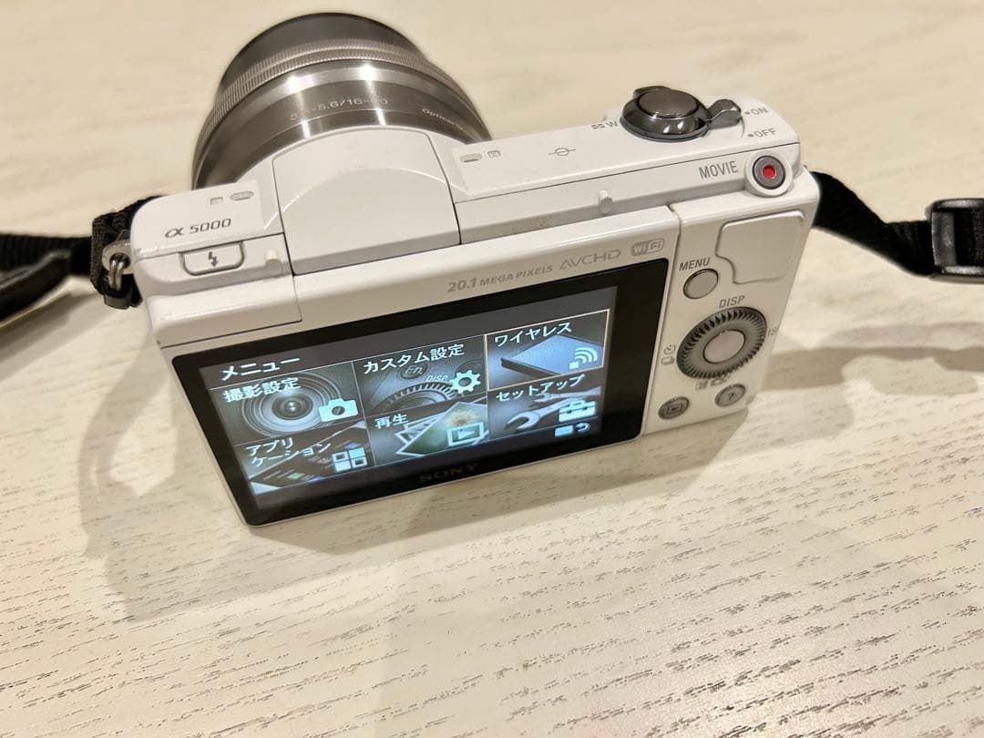 SONY ミラーレス一眼 α5000 ホワイト　バッテリー付属