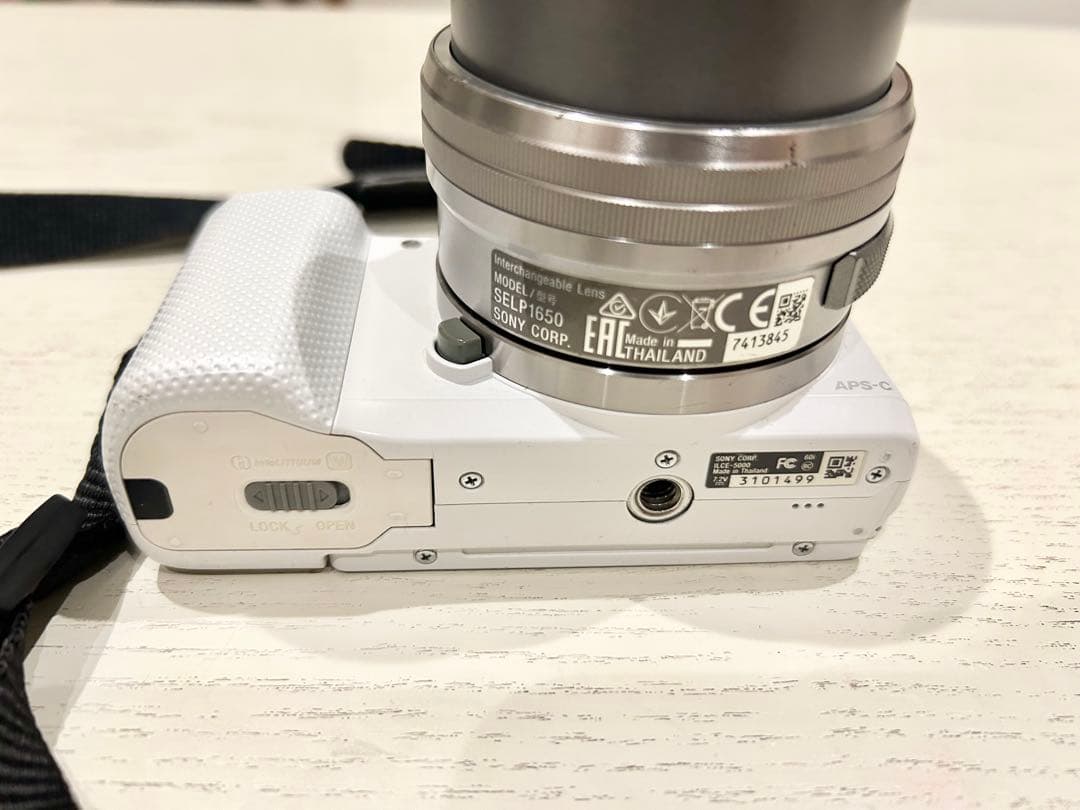 SONY ミラーレス一眼 α5000 ホワイト　バッテリー付属
