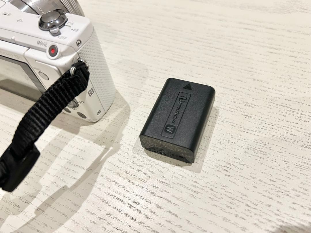 SONY ミラーレス一眼 α5000 ホワイト　バッテリー付属