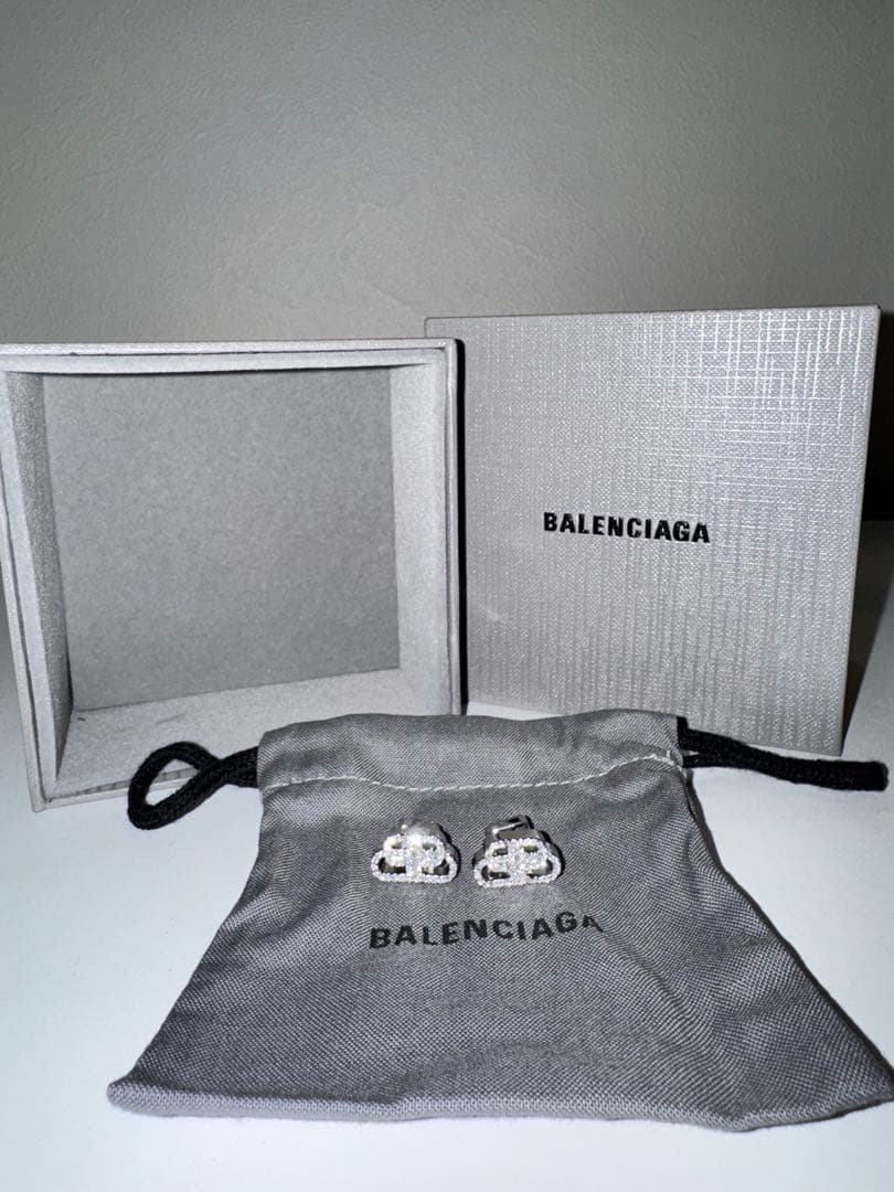バレンシアガ BALENCIAGA ライフストーンピアス - メルカリ