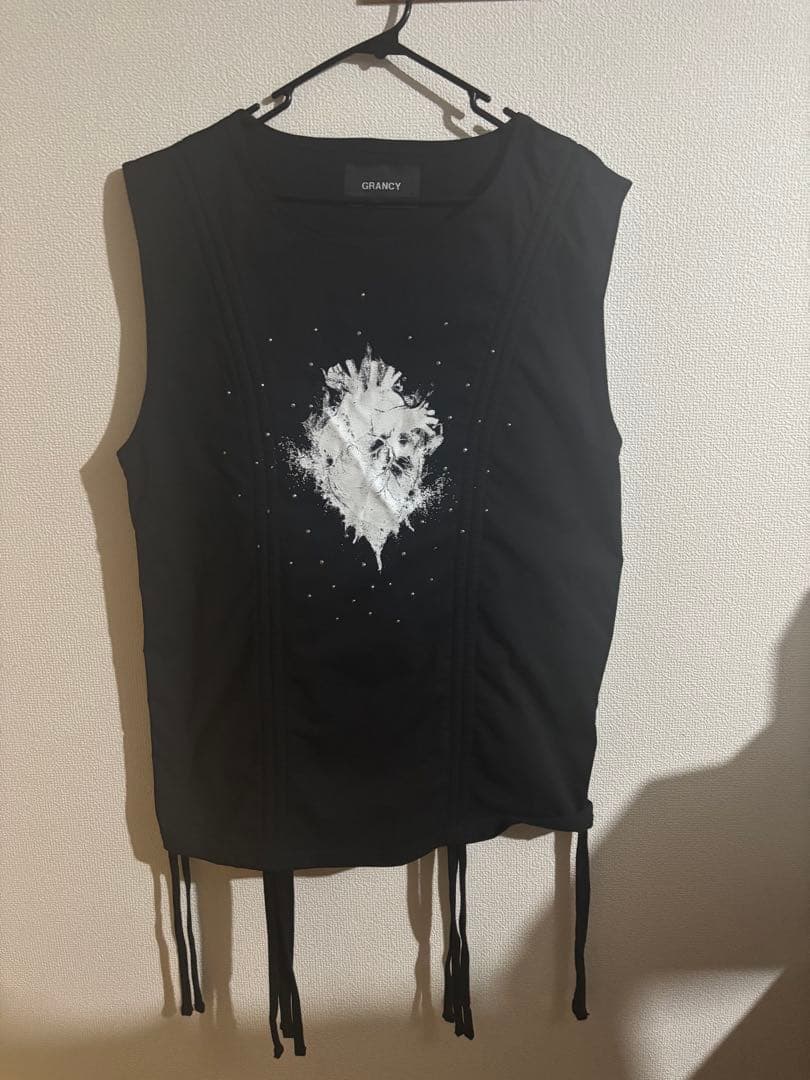 GRANCY シャーリングデザインラインストーングラフィックノースリーブT