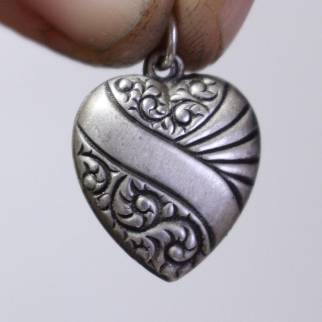 30s スウィートハートジュエリー 唐草 古着 渦巻 チャーム 波 NAVY