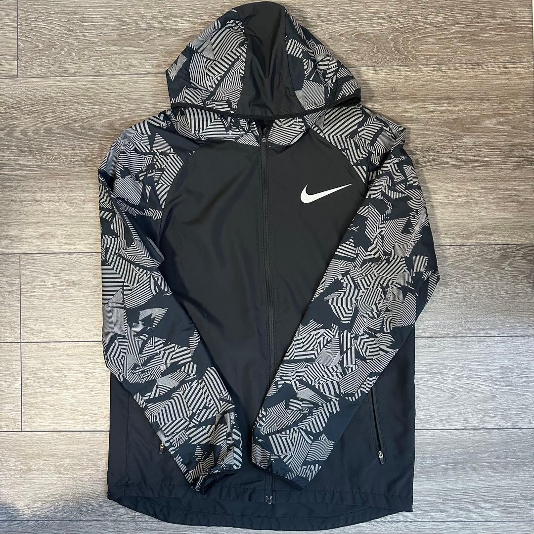 NIKEエッセンシャルフラッシュフーディー Mサイズ - メルカリ