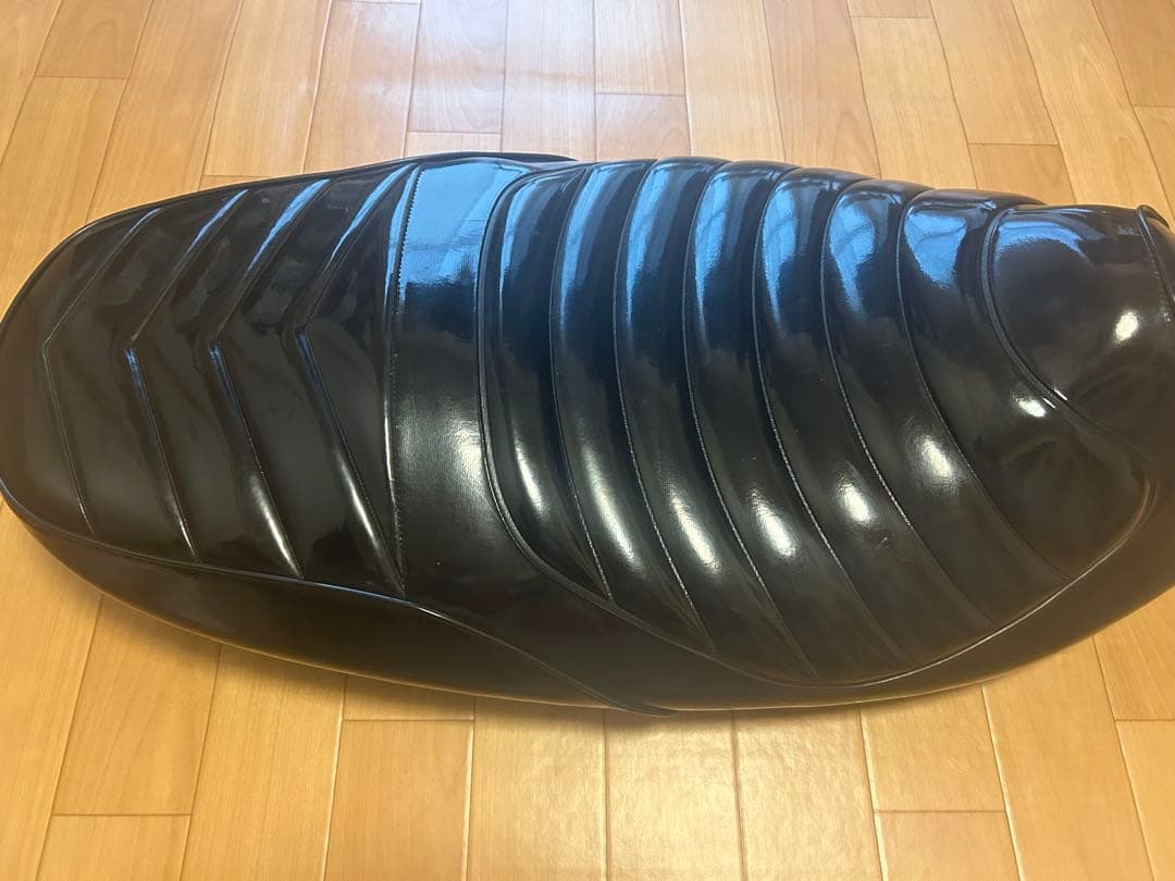 佐々木 大祐 シグナス4型バイクシート 黒 ストライプデザイン