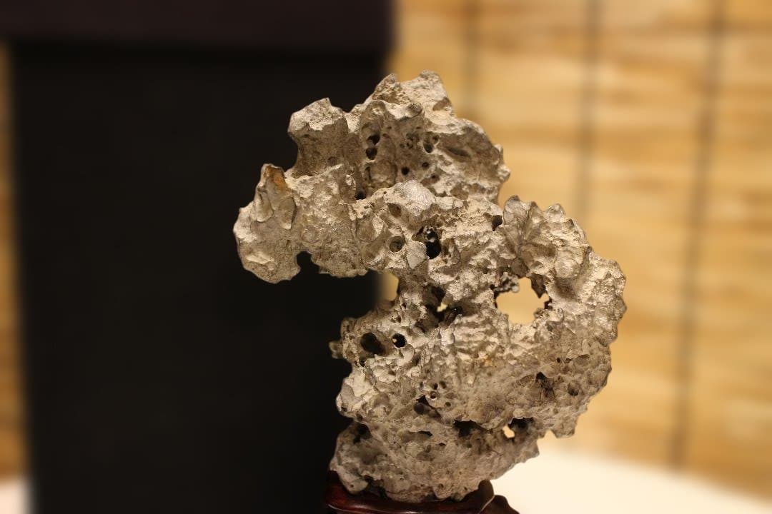 グレーの石彫刻 木製台座付き 太湖石 中国 オンライン ショップ