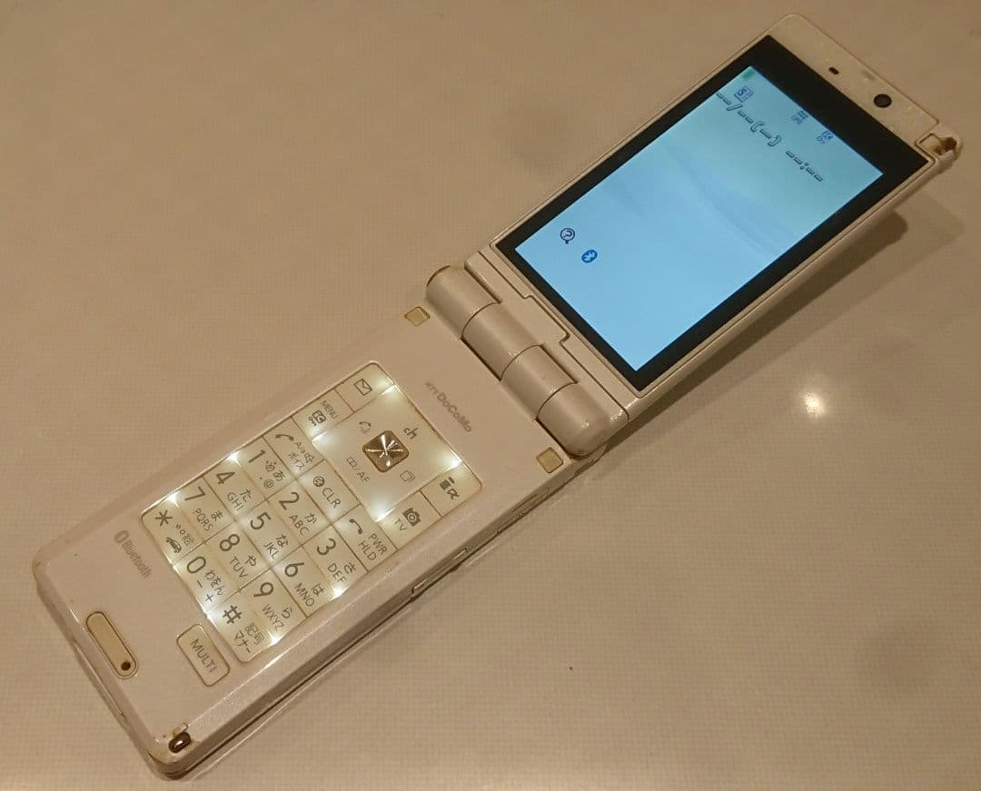 レア ドコモ docomo P906i ホワイト ガラケー ガンダム アプリ多数