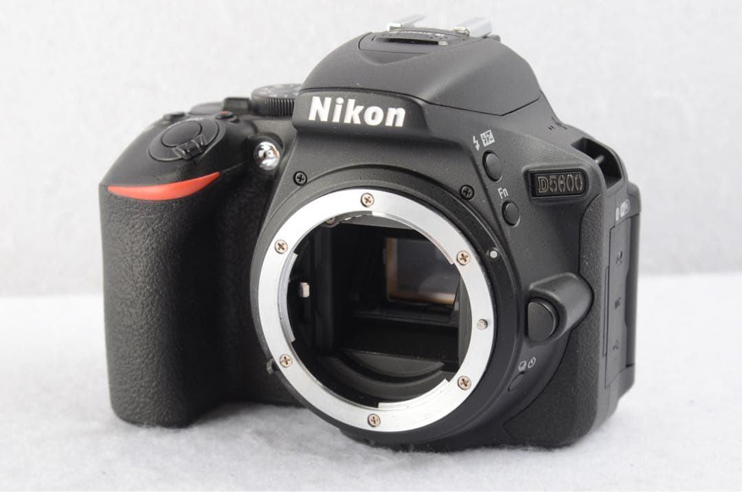Nikon D5600 18-55 VR レンズキット 《 S数5870回！ 》