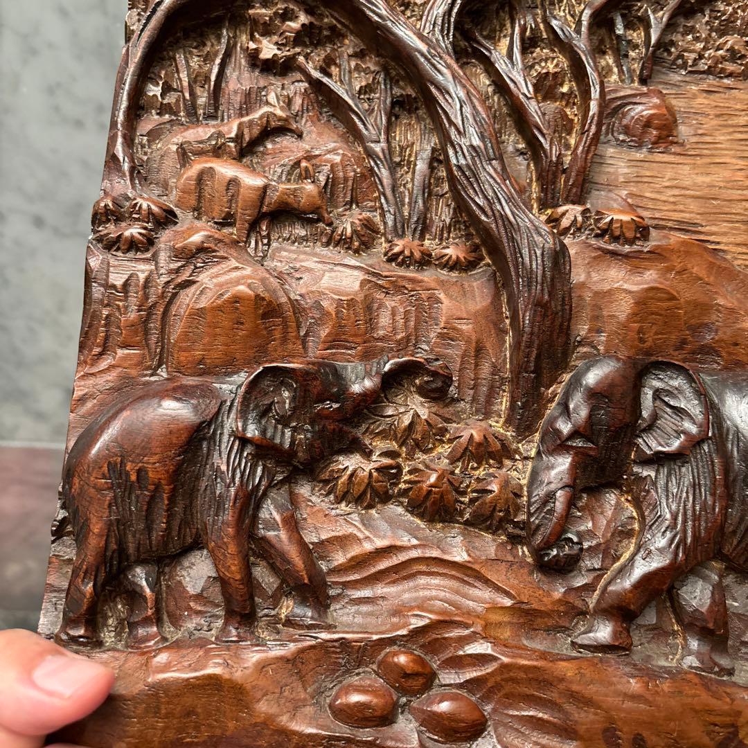 タイビンテージ ジャングルを歩くゾウが立体的に精巧に彫られ芸術的な