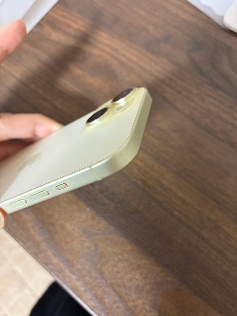 iPhone 15 128GB イエロー 本体　ガラス割れあり