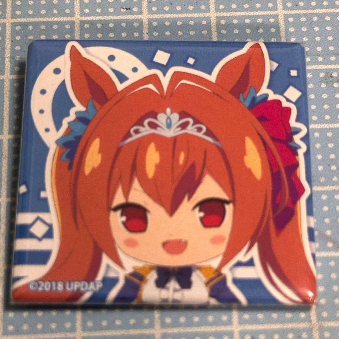 ウマ娘 ダイワスカーレット スクエア缶バッジ ゲーマーズ ミニキャラ
