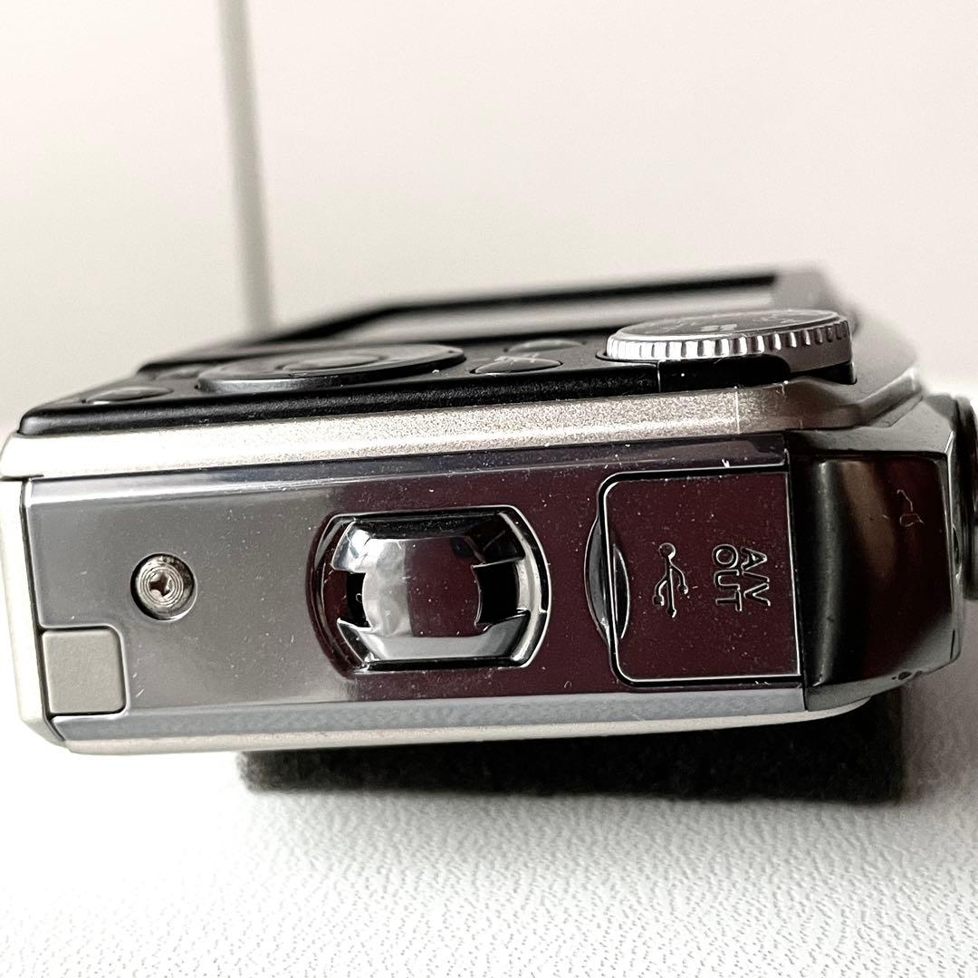 FUJIFILM FinePix F50fd 本体と付属品