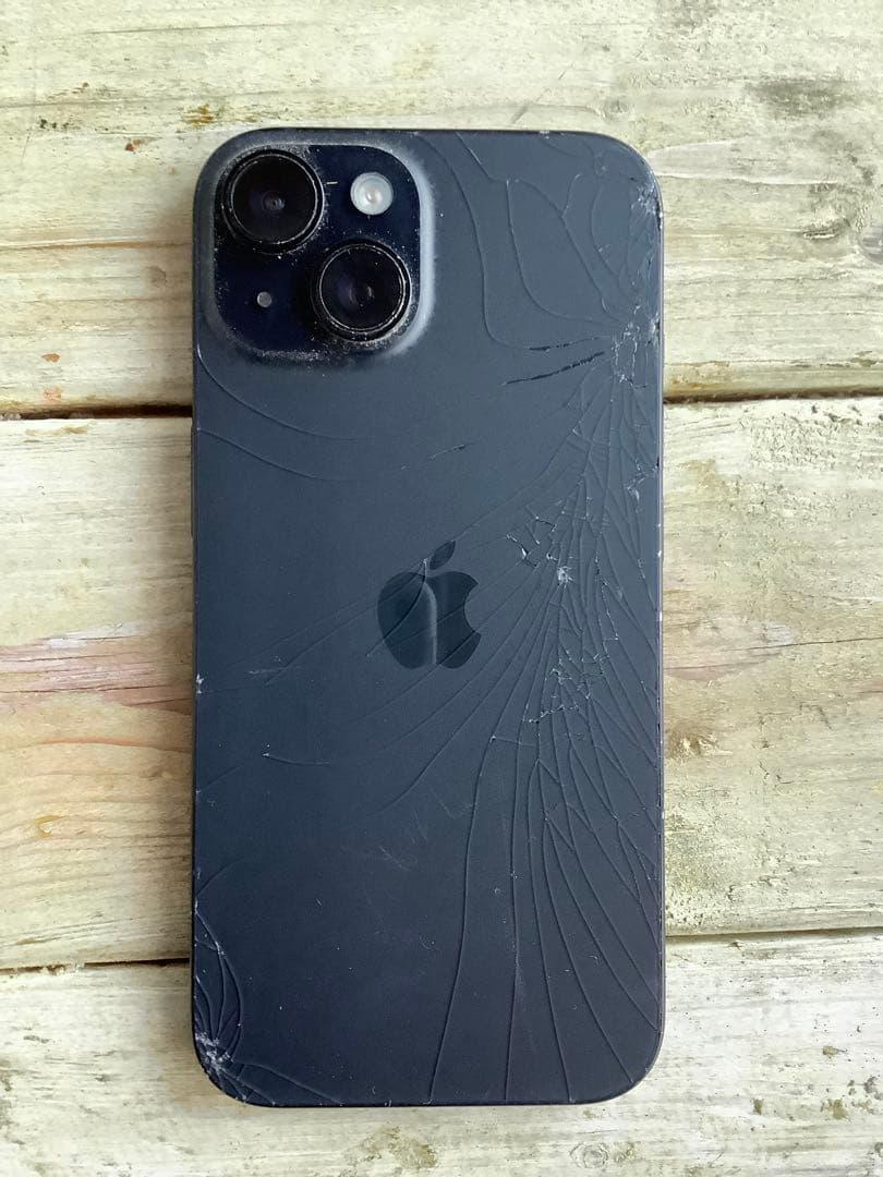 【ジャンク】iPhone 15 ブラック　256GB SIMフリー 背面割れあり