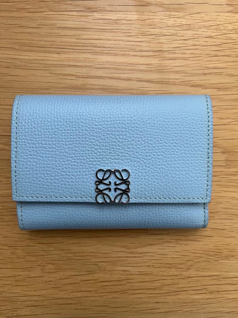 LOEWEアナグラム バーティカル ウォレット スモール（ペブルグレインカーフ） アナグラム バーティカル ウォレット スモール（ペブルグレインカーフ