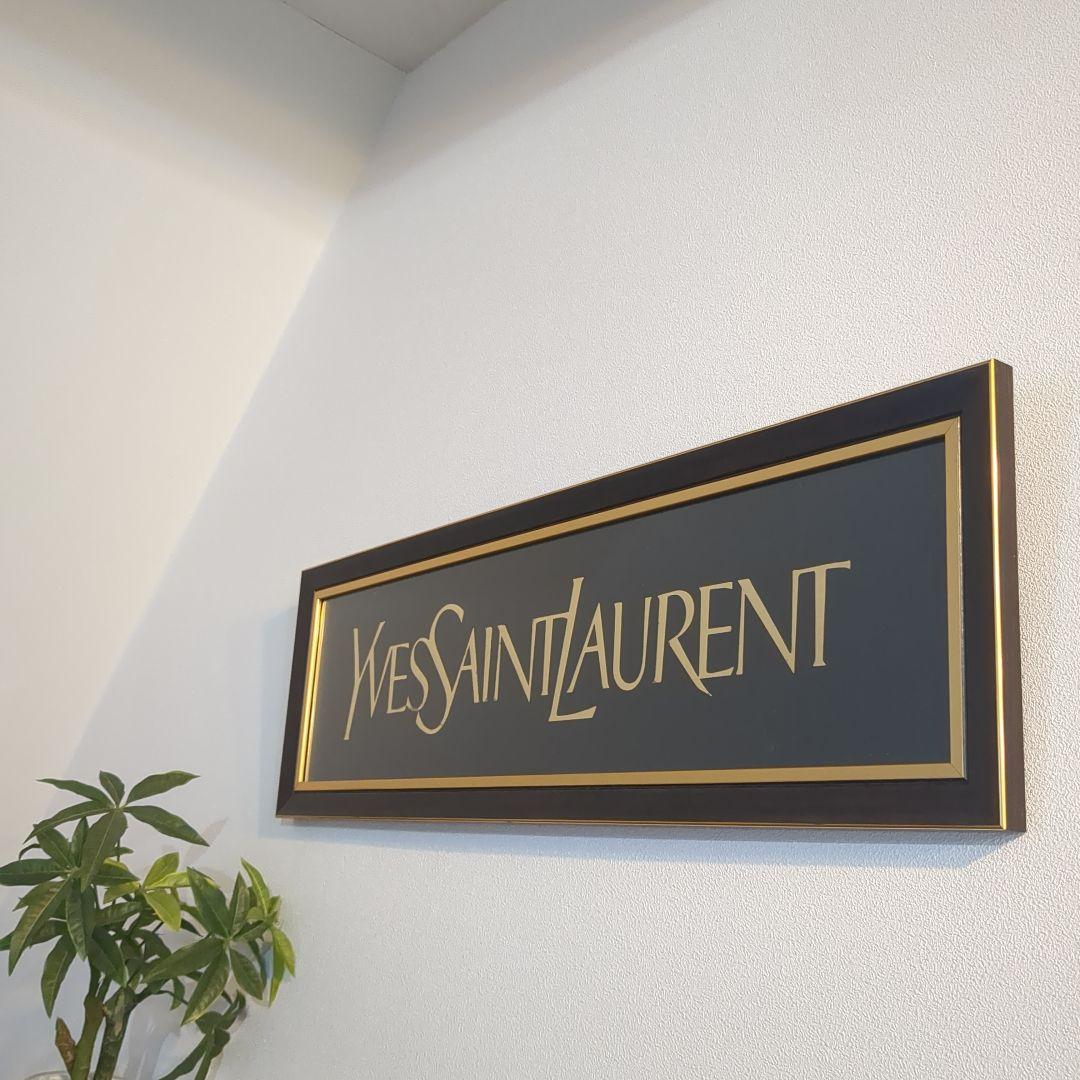 イヴ・サンローラン YSL ロゴ看板 イヴ・サンローランのロゴが明快なのには理由があります - ロゴJP