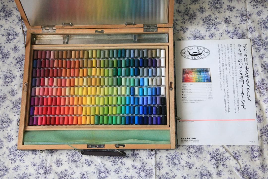 ゴンドラ パステルセット 242色 木製ケース付き 楽天市場】日本製 ゴンドラパステル 242色 全色セット 木箱入 ソフト