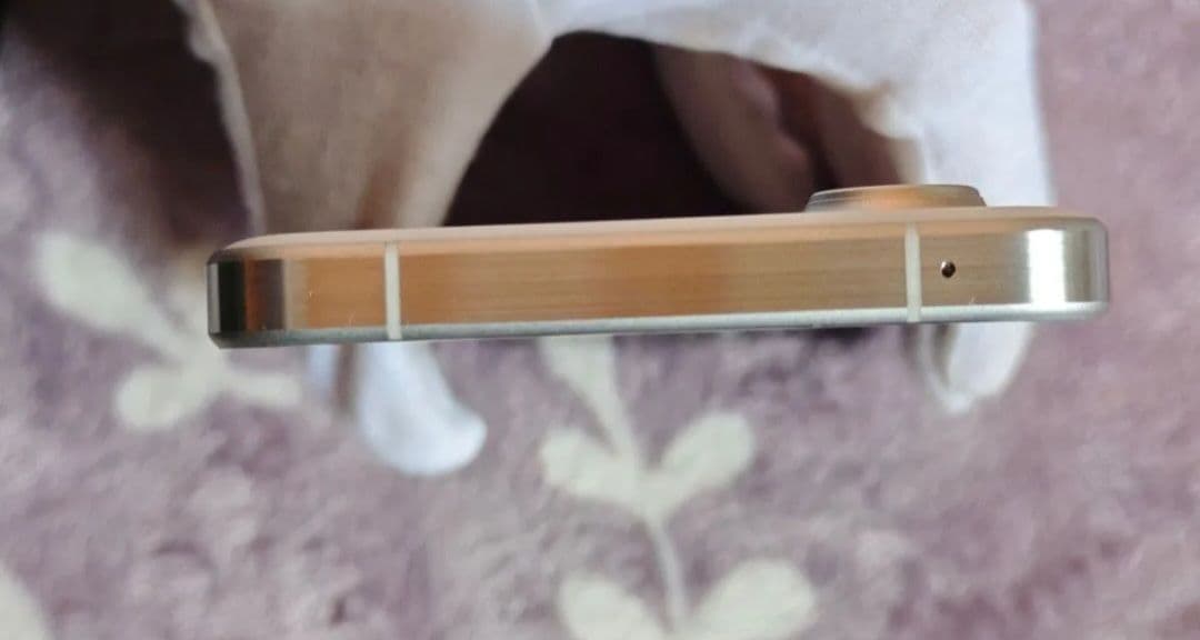 arrows Alpha ホワイト 充電器付き