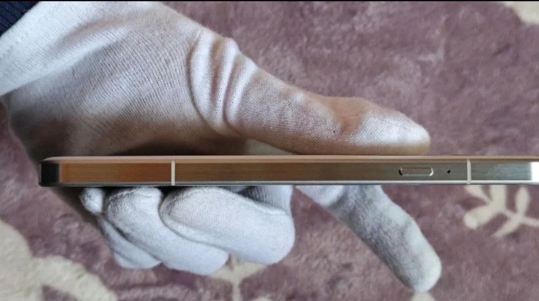 arrows Alpha ホワイト 充電器付き