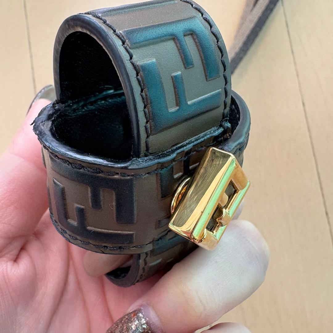 極美品【FENDI】AirPodsケース、ストラップセット、FF